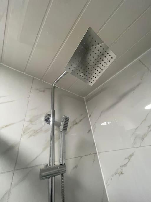Good Priced 6 Bedroom Family Home In Quiet Residential Area With Free Parking,No Parties Allowed- Windsor أولد وينسور المظهر الخارجي الصورة